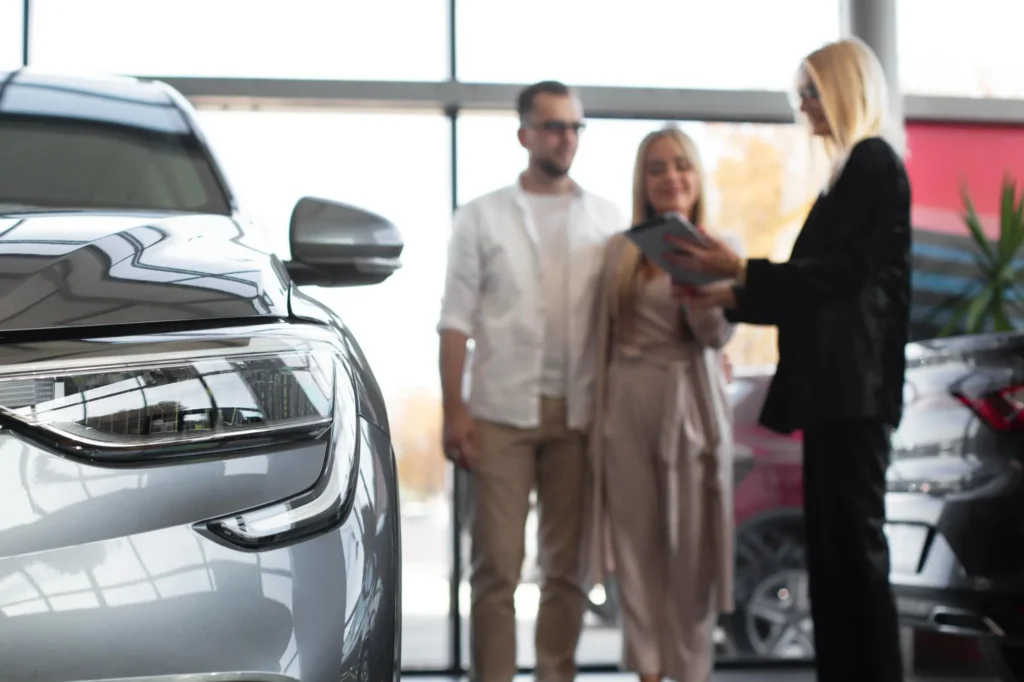 Prezentacja samochodu elektrycznego w salonie – wymogi uprawnień DGUV 1S dla pracowników obsługi i sprzedawców